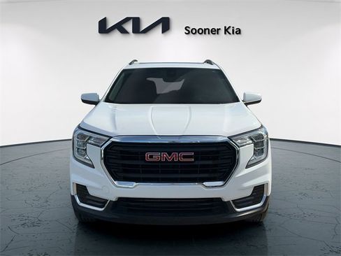 Used 2022 GMC Terrain SLE w/ Driver Convenience Package image 2
