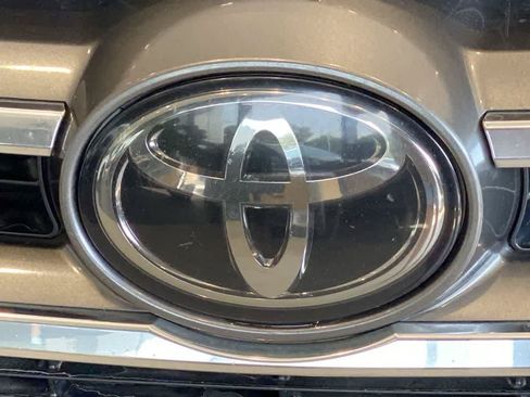 Used 2017 Toyota Highlander Limited AWD/4WD image 10