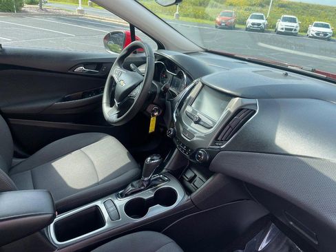Used 2017 Chevrolet Cruze LT image 7