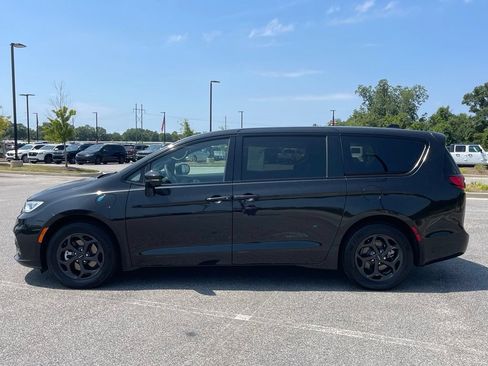 Used 2022 Chrysler Pacifica Limited w/ Uconnect Theater Family Group FWD image 12