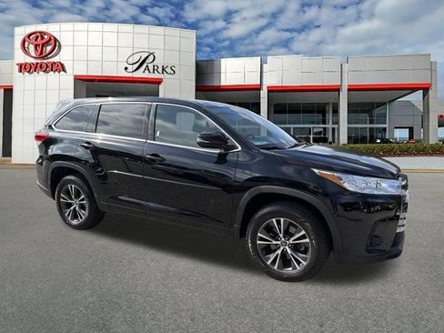Certified 2017 Toyota Highlander LE FWD image 1