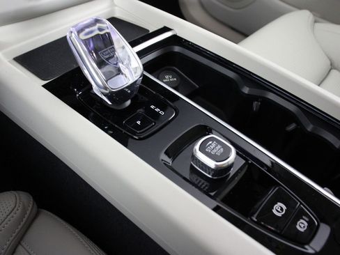 New 2026 Volvo XC60 B5 Ultra w/ Climate Package PRO image 7