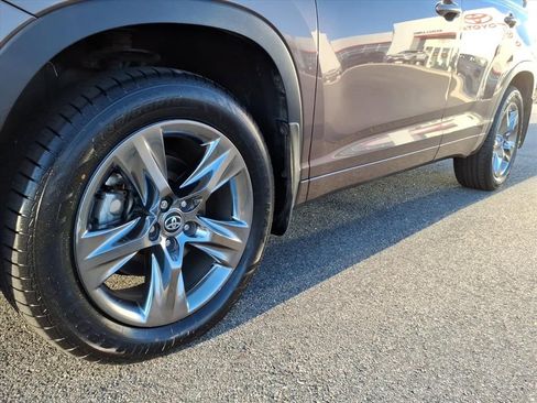 Used 2019 Toyota Highlander Limited Platinum image 9