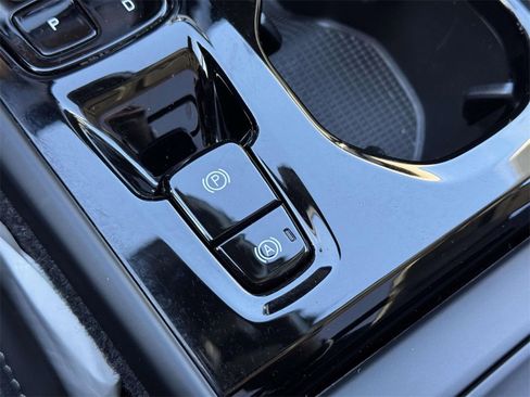 Certified 2025 Volvo XC40 B5 Plus image 27