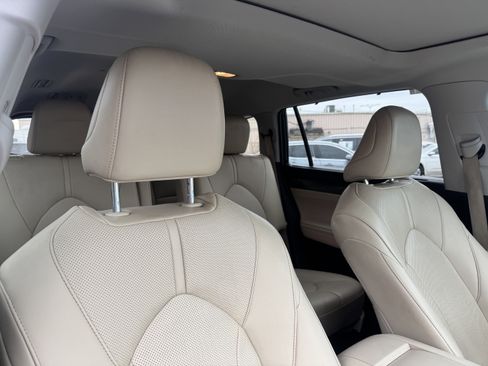 Used 2023 Toyota Highlander Limited image 22