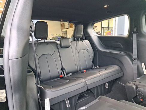 New 2026 Chrysler Pacifica Select w/ S Appearance Package image 15