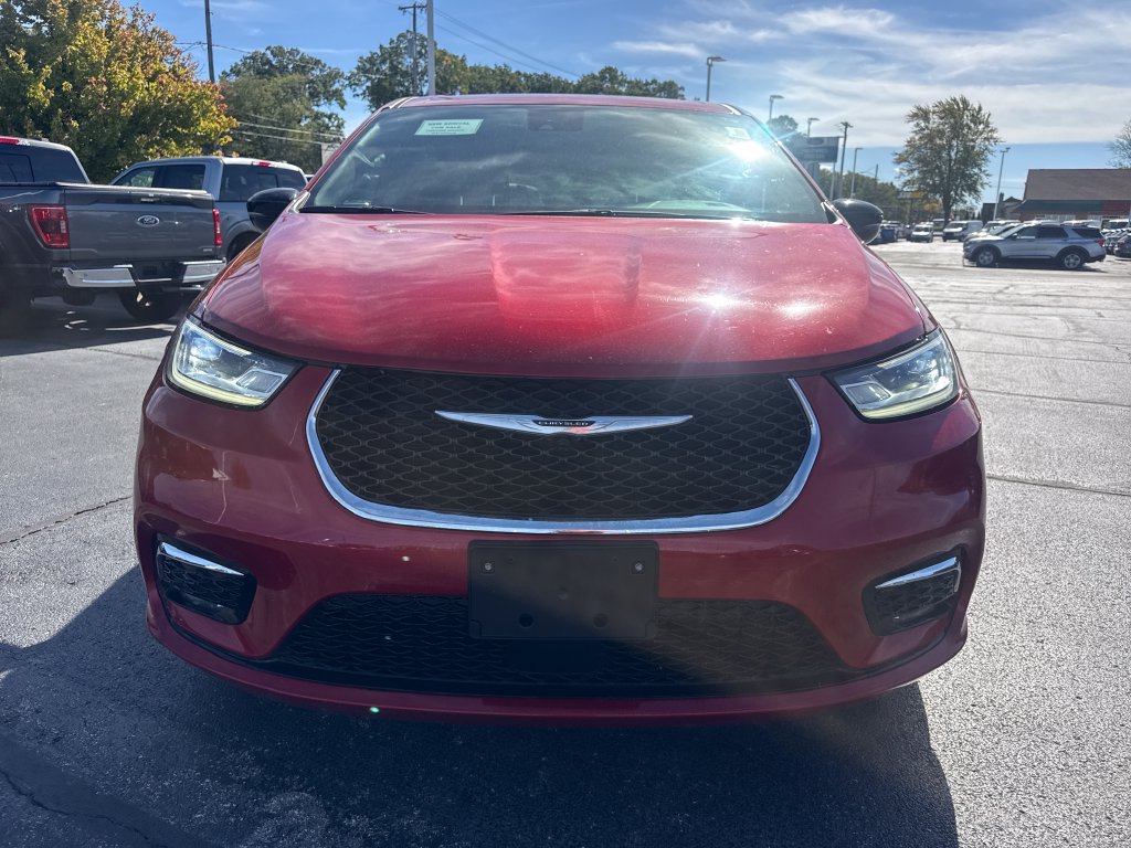 Used 2025 Chrysler Pacifica Select FWD image 3