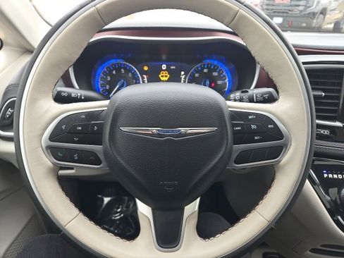 Used 2019 Chrysler Pacifica Limited image 24