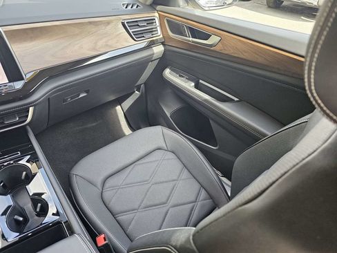 Used 2026 Volkswagen Atlas SE FWD image 17
