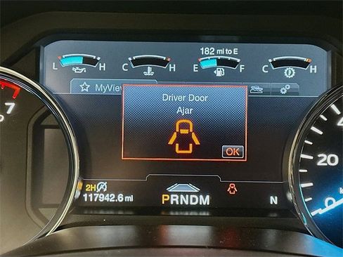 Used 2018 Ford F150 Platinum w/ Equipment Group 701A Luxury image 12