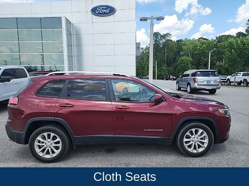 Used 2021 Jeep Cherokee Latitude FWD image 2