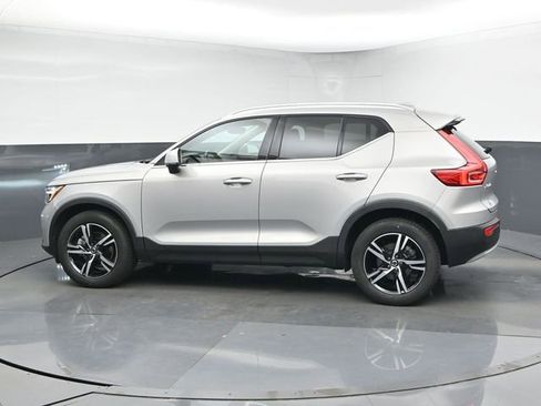 Used 2023 Volvo XC40 B5 Plus image 5