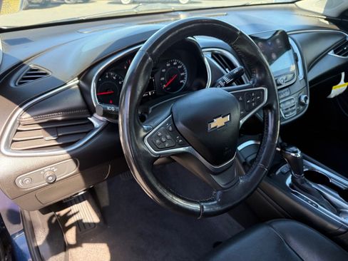 Used 2020 Chevrolet Malibu LT w/ Leather Package FWD image 9