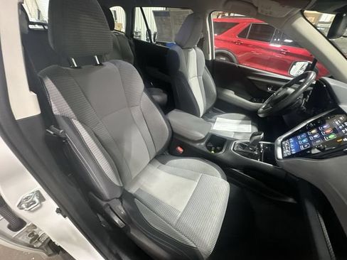 Used 2023 Subaru Outback Premium AWD/4WD image 32