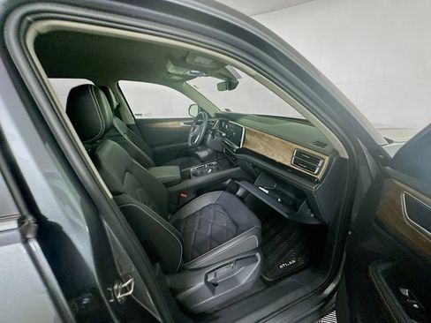 Used 2025 Volkswagen Atlas SE FWD image 32