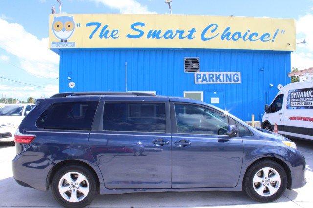 Used 2018 Toyota Sienna LE FWD image 2