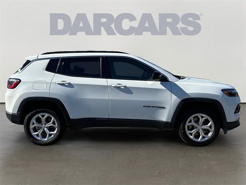 Used 2024 Jeep Compass Latitude image 8