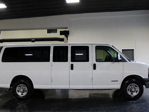 Used 2005 Chevrolet Express 3500 Extended Passenger w/ LS Preferred Equipment Group RWD image 2