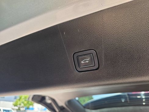 Used 2018 Chevrolet Traverse Premier AWD/4WD image 19