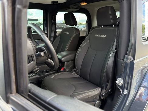 Used 2018 Jeep Wrangler Sahara w/ Connectivity Group AWD/4WD image 12