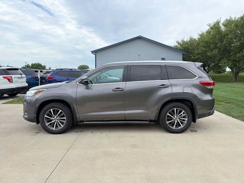 Used 2017 Toyota Highlander XLE AWD/4WD image 3