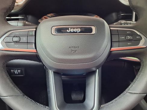 Used 2025 Jeep Compass Latitude AWD/4WD image 13