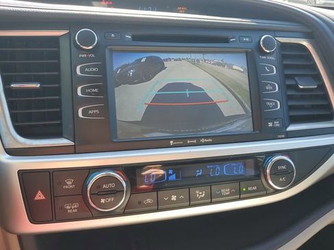 Used 2019 Toyota Highlander XLE image 23