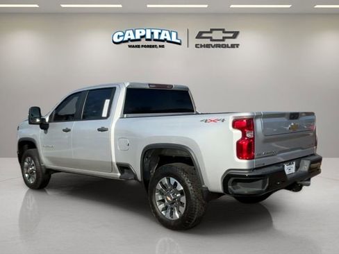 Used 2023 Chevrolet Silverado 2500 Custom w/ Custom Value Package image 3
