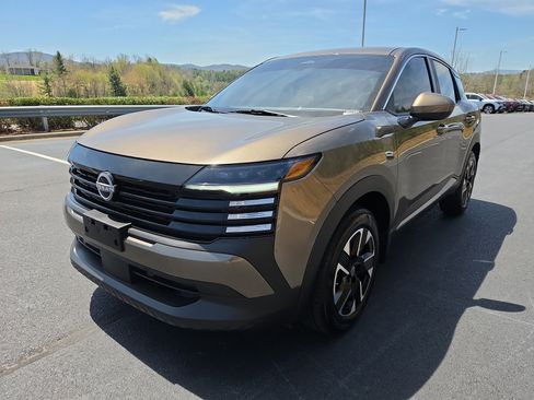 Used 2025 Nissan Kicks SV image 1