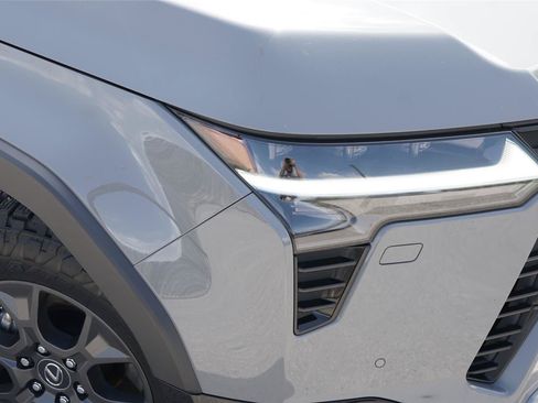 Used 2024 Lexus GX 550 AWD/4WD image 3