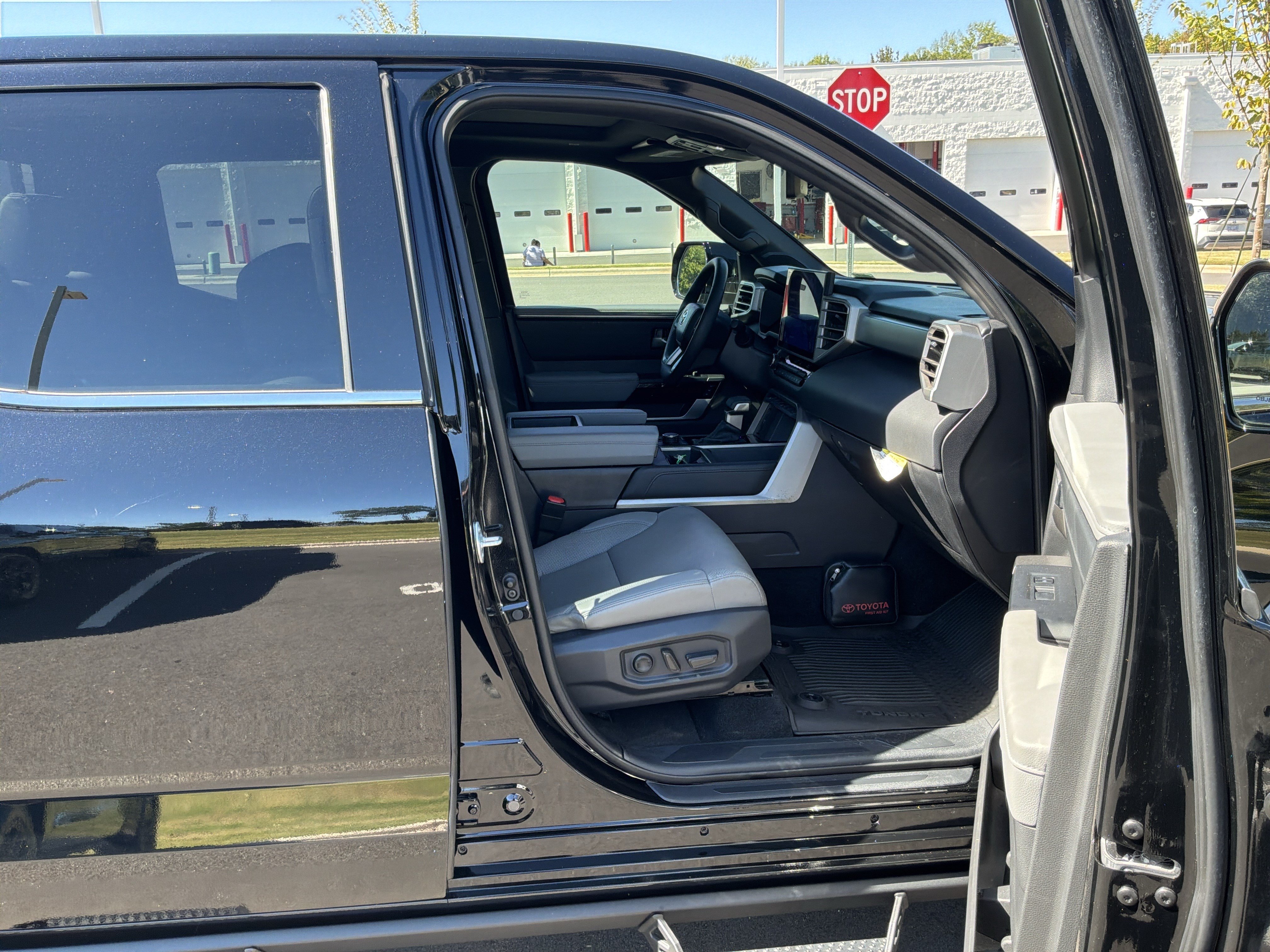 Used 2025 Toyota Tundra Limited AWD/4WD image 33