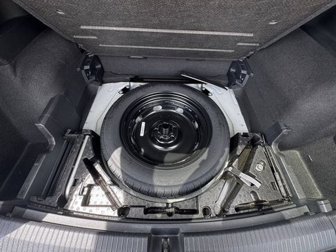 Used 2024 Volkswagen Tiguan SE AWD/4WD image 43