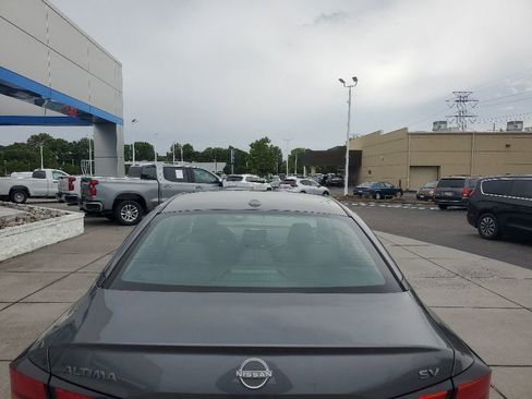 Used 2024 Nissan Altima 2.5 SV FWD image 4
