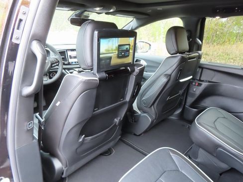 New 2026 Chrysler Pacifica Limited w/ Uconnect Theater Family Group AWD/4WD image 26