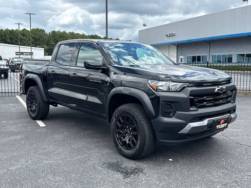 Used 2023 Chevrolet Colorado Trail Boss w/ Technology Package AWD/4WD image 4