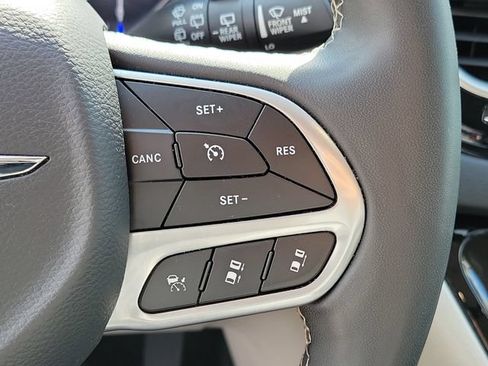 Used 2023 Chrysler Pacifica Touring-L FWD image 11
