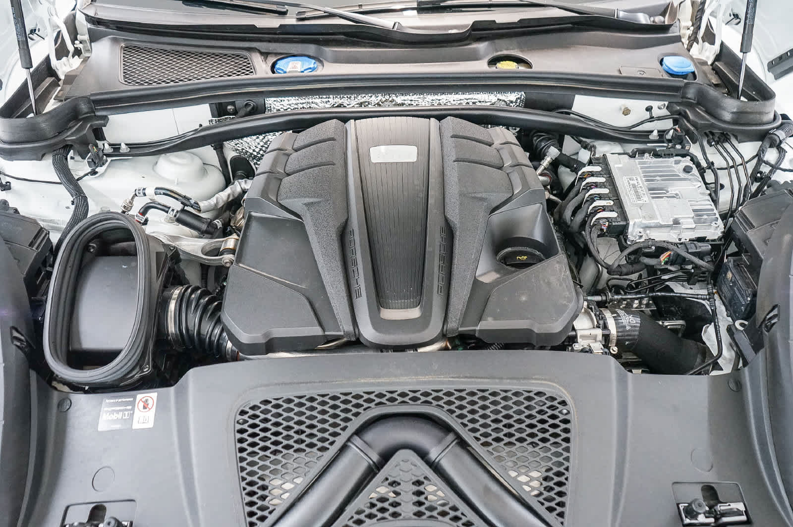 Certified 2026 Porsche Macan S AWD/4WD image 32