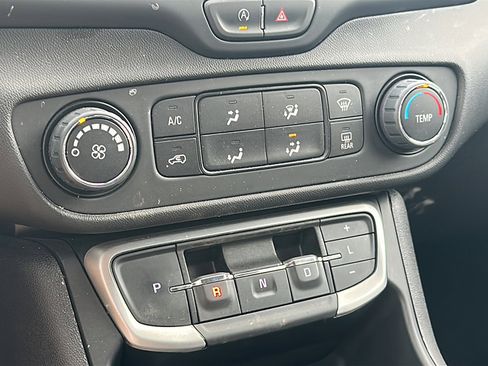 Used 2024 GMC Terrain SLE image 29