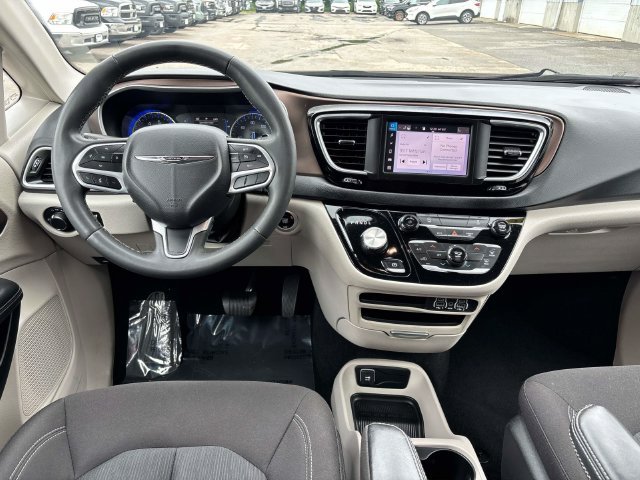 Used 2023 Chrysler Voyager LX FWD image 16