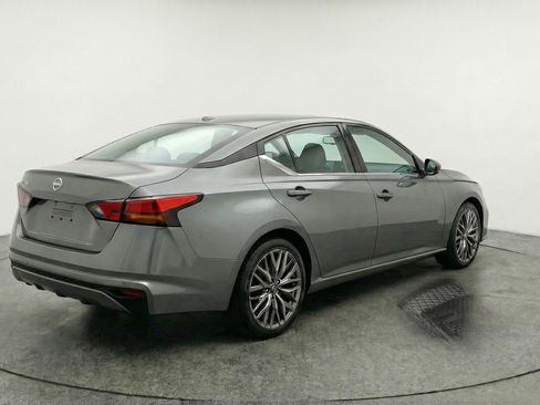 Used 2025 Nissan Altima 2.5 SV image 9