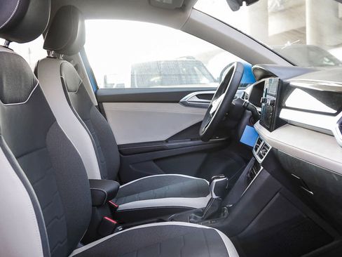 New 2025 Volkswagen Taos SE w/ Panoramic Sunroof Package image 16