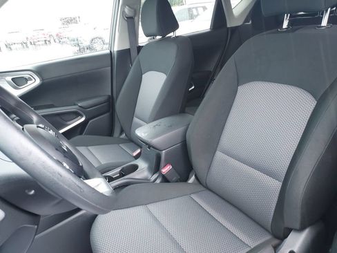 Used 2025 Kia Soul LX w/ LX Technology Package FWD image 17