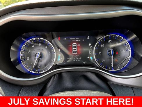 Used 2024 Chrysler Pacifica Touring-L FWD image 17