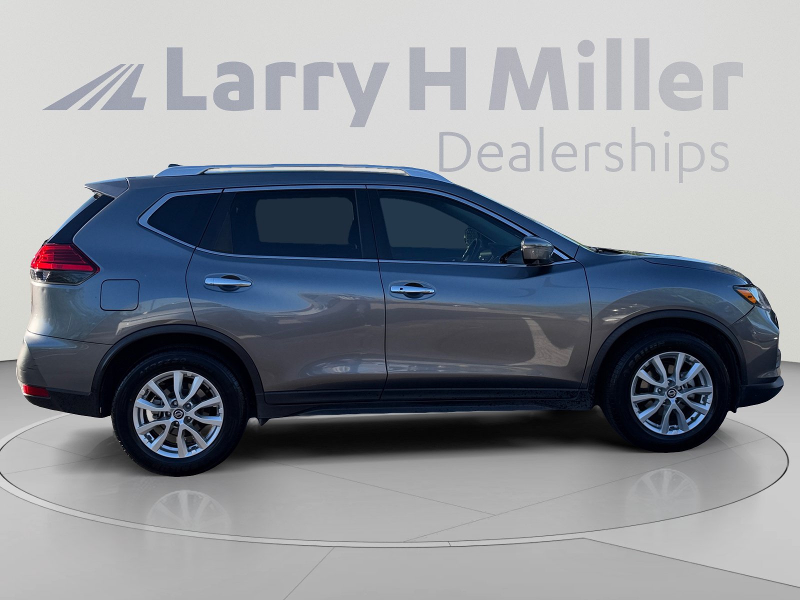 Used 2017 Nissan Rogue SV w/ SV Premium Package FWD image 6