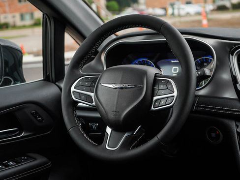 New 2026 Chrysler Pacifica Select image 16