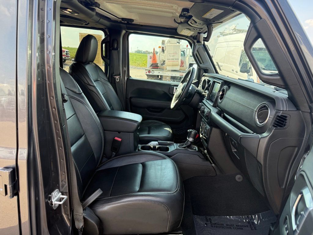 Used 2019 Jeep Wrangler Unlimited Sahara AWD/4WD image 17