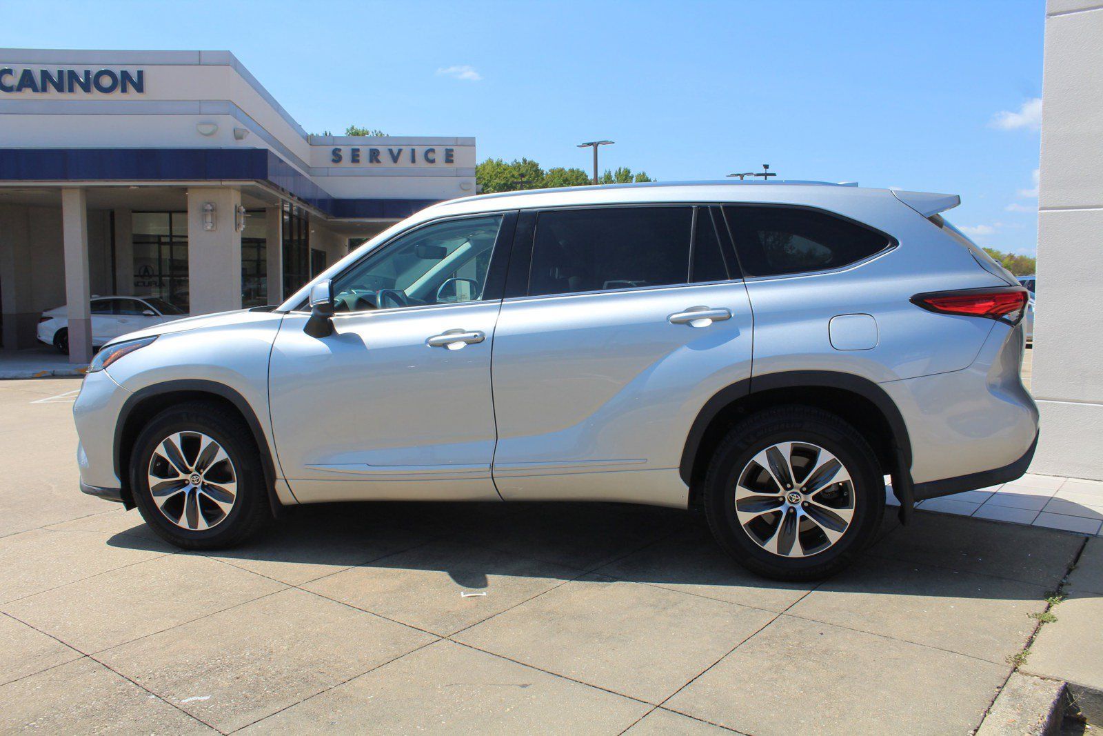 Used 2020 Toyota Highlander XLE AWD/4WD image 7