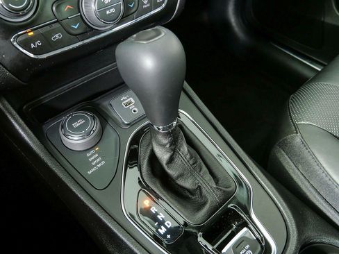 Used 2020 Jeep Cherokee Limited AWD/4WD image 22