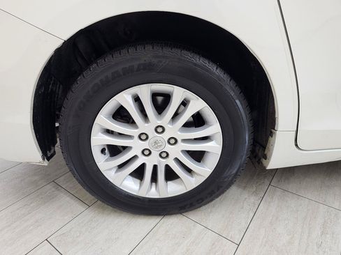 Used 2016 Toyota Sienna XLE w/ XLE Navigation Package FWD image 40