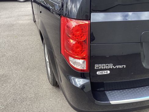 Used 2019 Dodge Grand Caravan SE w/ UConnect Hands-Free Group image 29